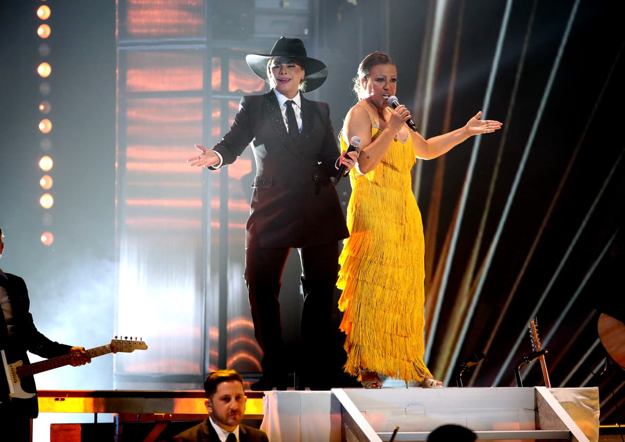 Al grito de "bienvenidos", la 'mujer de fuego',
<b>Olga Tañón</b> (izquierda) y la 'emperatriz del merengue',
<b>Milly Quezada</b>, comenzaron el evento rindiendo tibuto a
<b>Celia Cruz</b> (1925-2003), la guarachera de Oriente, con el éxito 'La vida es un carnaval'.