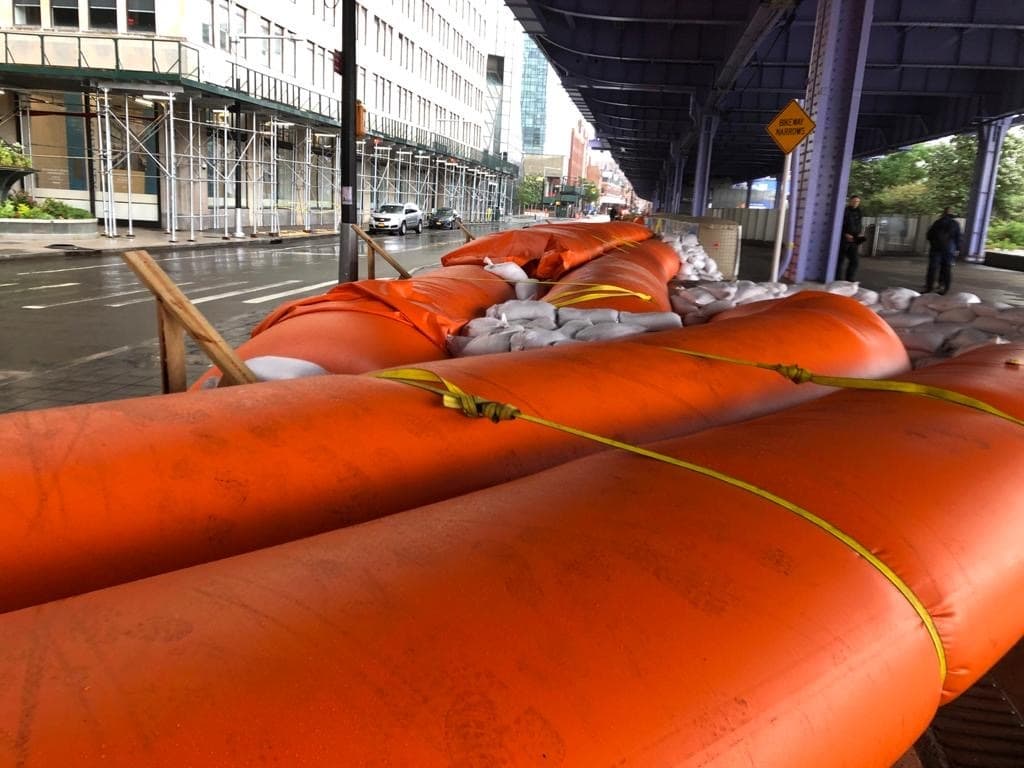 En el área triestatal la tormenta Isaias dejo inundaciones y miles de 
<a href="https://www.univision.com/local/nueva-york-wxtv/cientos-de-miles-permanecen-sin-luz-en-el-area-tri-estatal-tras-el-paso-de-isaias">hogares sin luz </a>por varios días.