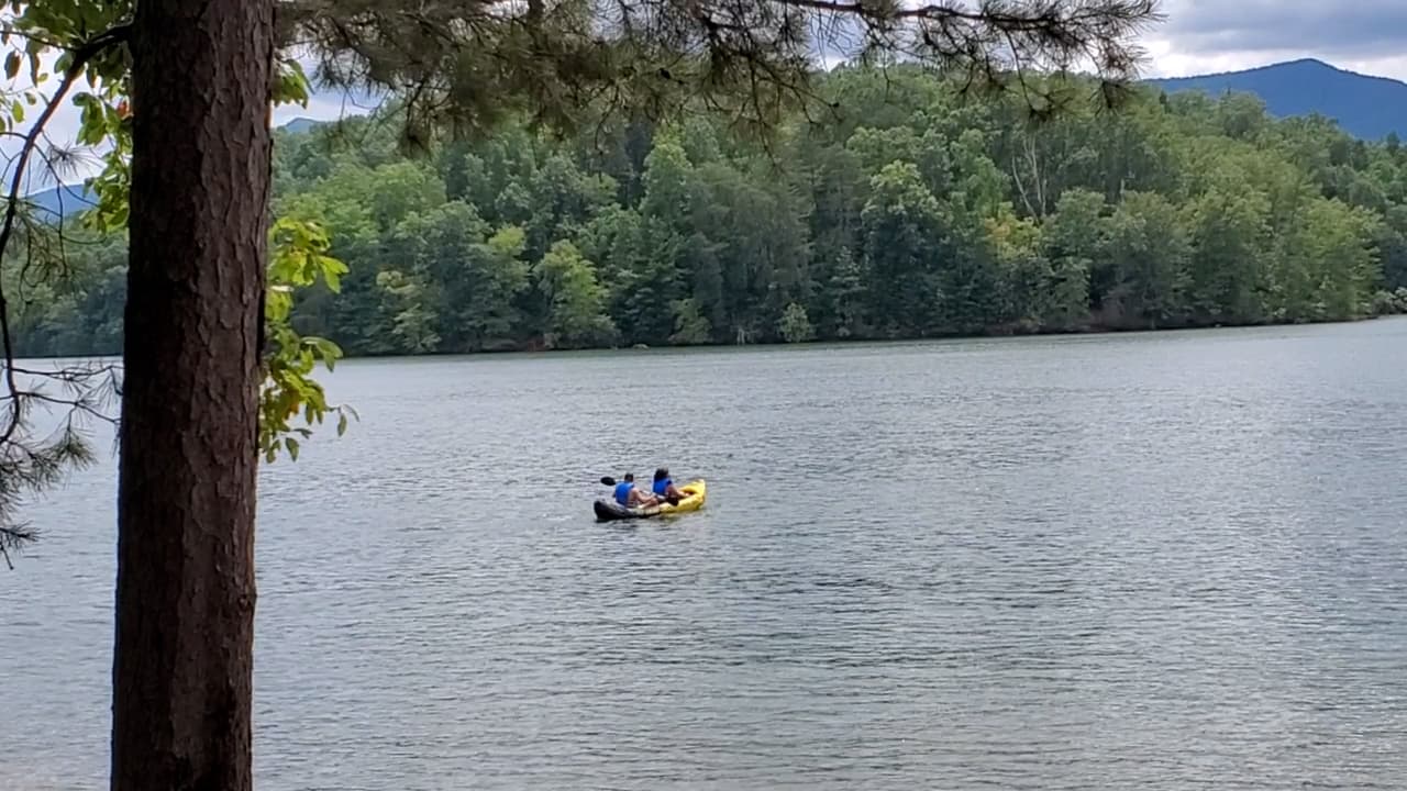 Lake Chatuge tiene 132 millas de costa y es perfecto para pasear en bote, pescar, esquiar, nadar, hacer un picnic en islas aisladas y hasta acampar.