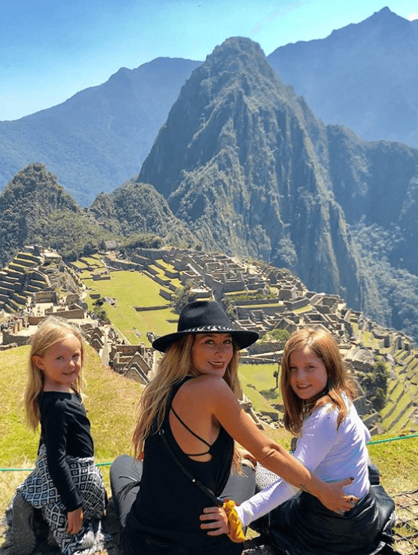 Siete meses después, Geraldine dijo que sus hijas estaban viéndose afectadas por las nuevas parejas de sus padres: "Empezaron a tomar las niñas terapia y el terapeuta nos dijo que estaba siendo difícil, sobre todo para Elissa (verme a mí y a su padre con otras personas)", contó la actriz a 
<a href="https://peopleenespanol.com/mamas-y-bebes/geraldine-bazan-hijas-portada-people-en-espanol/" target="_blank">People en Español.</a>