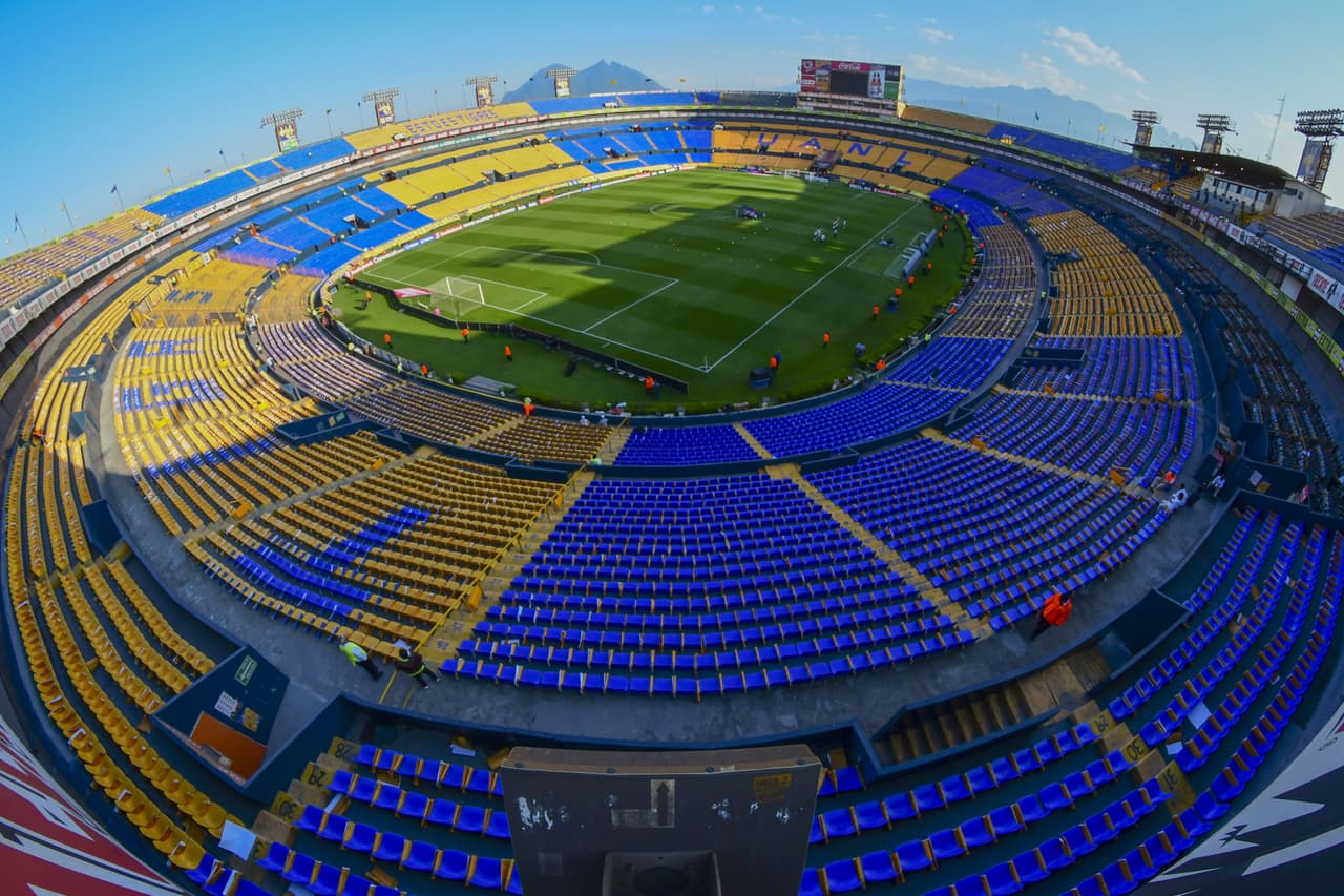 Este fue el color y el ambiente antes del silbatazo inicial en la Ida de la Semifinal por la Liga Campeones de Concacaf entre Tigres y Santos Laguna en el Estadio Universitario, en Monterrey.