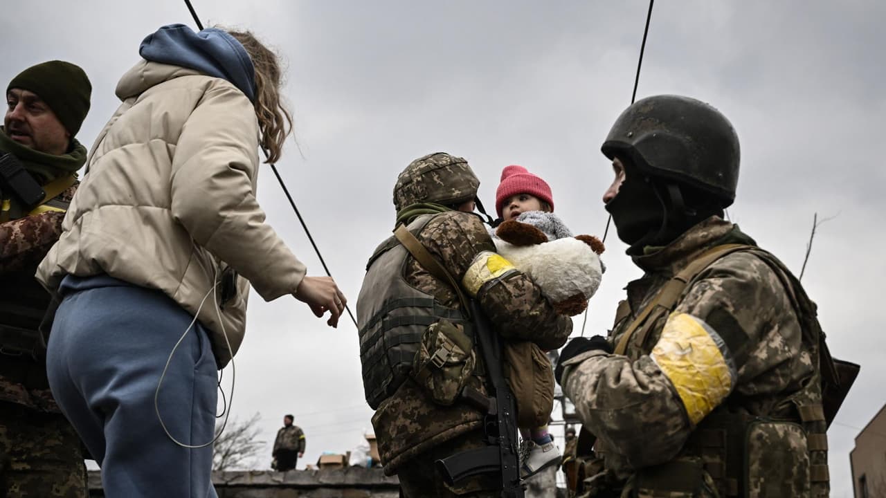 A pesar del acuerdo que se había alcanzado el pasado jueves entre las partes para crear un corredor humanitario que permitiera evacuar a civiles y proporcionar medicinas y alimentos a la población, Rusia continuó bombardeando el área de Mariupol cuando unas 200,000 personas buscaban huir de la guerra.