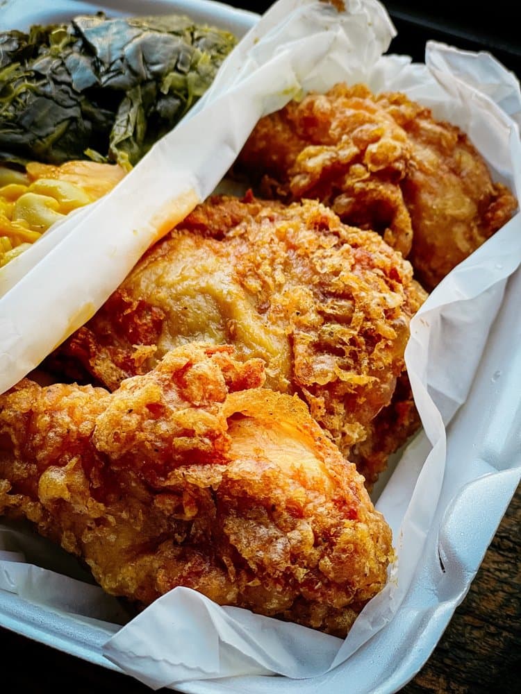 <b>The Chicken Hut </b>
<br>
<b>Dirección</b>: 3019 Fayetteville St. Durham, NC. 27707
<br>
<b>Teléfono</b>: (919) 682-5697
<br>
<b>Sitio web</b>: 
<a href="https://chickenhutnc.weebly.com/">https://chickenhutnc.weebly.com/</a> 
<br>
<b><a href="https://www.yelp.com/map/the-chicken-hut-durham">Cómo llegar</a></b>
<br>
<br>En Yelp, aseguran que “The Chicken Hut es conocido por sus comidas caseras; especialmente por nuestro famoso pollo frito, macarrones con queso, col rizada y más”.