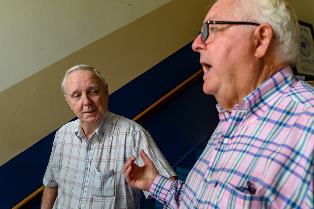 Larry Orr (a la izquierda) y Tommy Bell (a la derecha) son dos de los amigos de infancia del hoy presidente electo durante la primaria. 
<br>
<br>