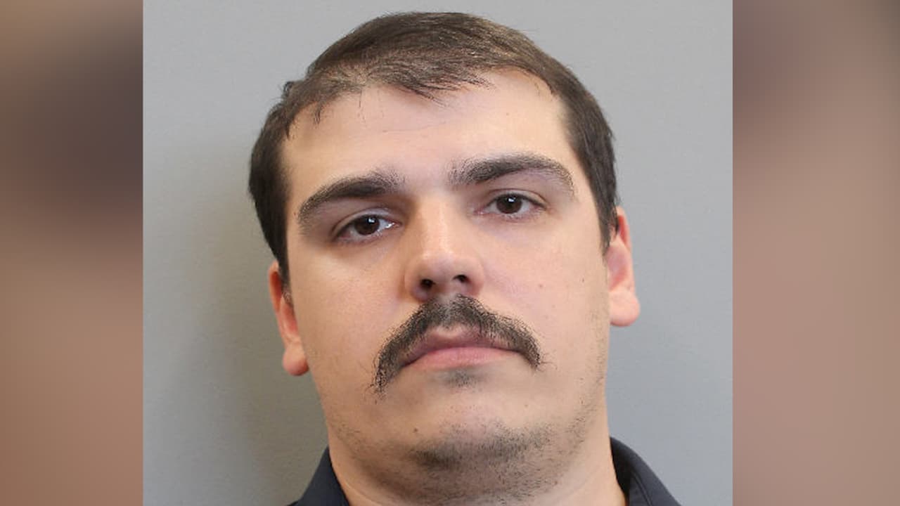 Acusan por primera vez a un exguardia de la cárcel del condado Harris por la muerte de un recluso