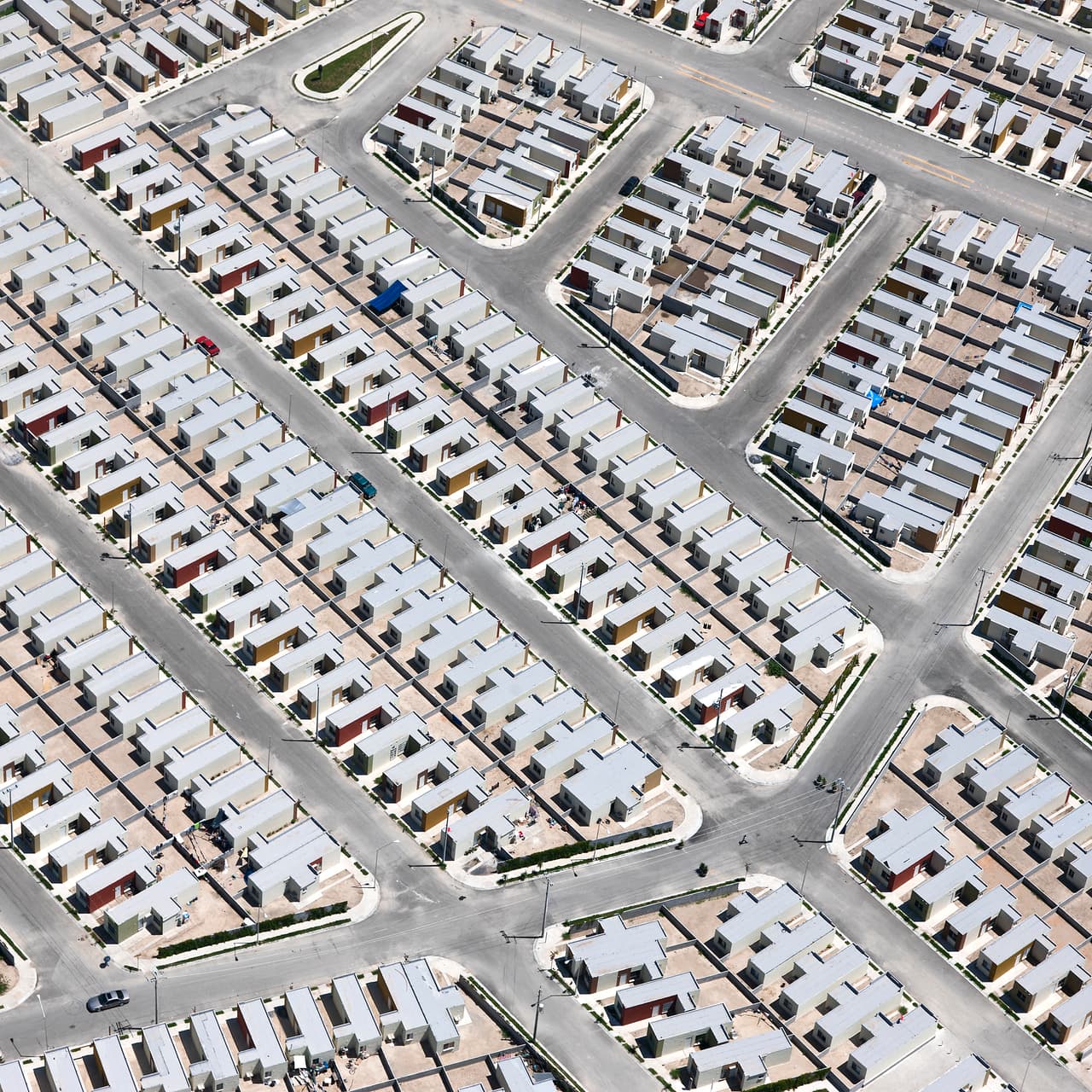 Taboada afirma que sus fotografías exponen una forma de hacinamiento en espacios que pretenden ser llamados “hogar”. El concepto de ‘
<i>Urban Spraw</i>l’, la expansión de la población fuera de las áreas centrales de las ciudades, se repite en los suburbios de las grandes ciudades de México y el resto de América Latina. “Me han contactado desde Argentina o El Salvador para decirme que el modelo allí también se repite”, asegura el arquitecto. La fotografía fue tomada en Cadeyreta, Nuevo León.