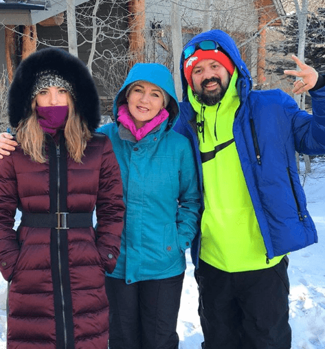 Volvió a encontrar el amor al lado del líder de los Kumbia Kings, 
<b><a href="https://www.univision.com/shows/despierta-america/antes-de-conocernos-ya-la-estaba-buscando-cruz-martinez-habla-de-su-matrimonio-con-alicia-villarreal-video" target="_blank">con quien se casó en 2003</a></b>. El músico acogió con cariño a Melenie, la hija que la intérprete tuvo con Carmona y que hoy tiene 22 años. 
<br>