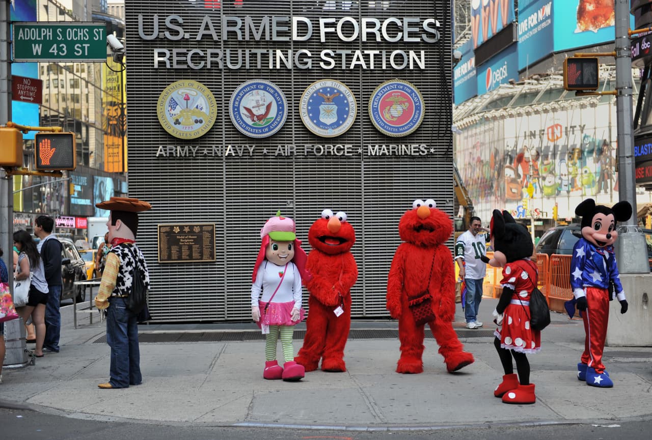 Hace un tiempo, había más personajes que peatones en zonas de Times Square.