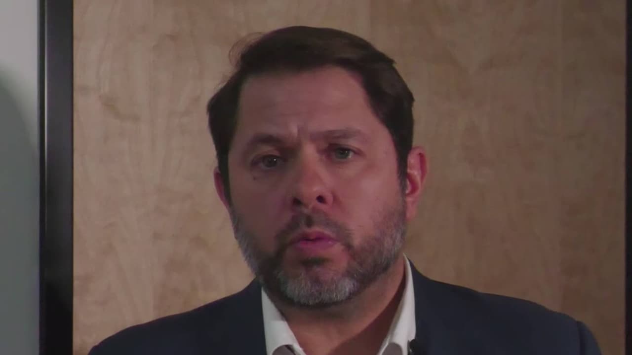 Operativos ICE, Mark Kelly, cupones SNAP y más: Conversación con el senador Rubén Gallego