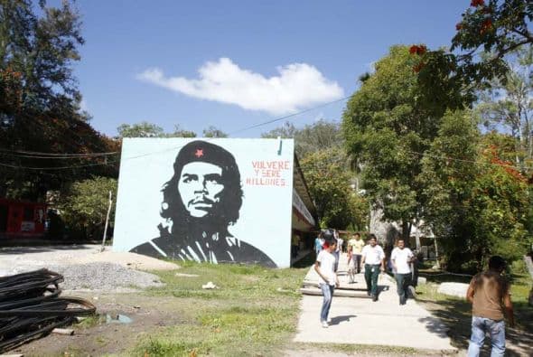 En una residencia de los alumnos, otro de los revolucionarios latinoamericanos: el Che Guevara.