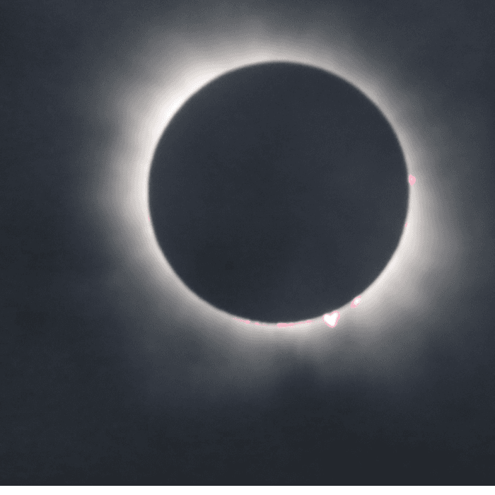 Imágenes espectaculares tomadas con equipos especiales o simplemente con celulares llegaron en grandes flujos, pues todos somos aficionados en momentos tan increíbles como un eclipse solar total.