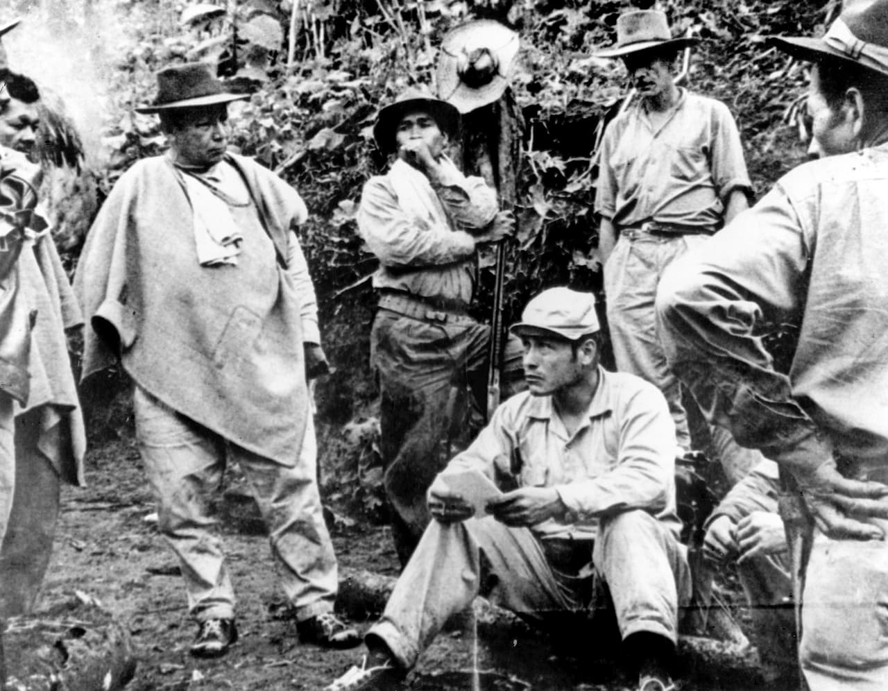 En 1965 se realiza una conferencia en la que se nombra un estado Mayor de un nuevo grupo guerrillero en Colombia. Manuel Marulanda es elegido Comandante Superior y Ciro Trujillo, segundo al mando. En la foto, el líder insurgente Junto a otros fundadores de las Farc, ese mismo año.