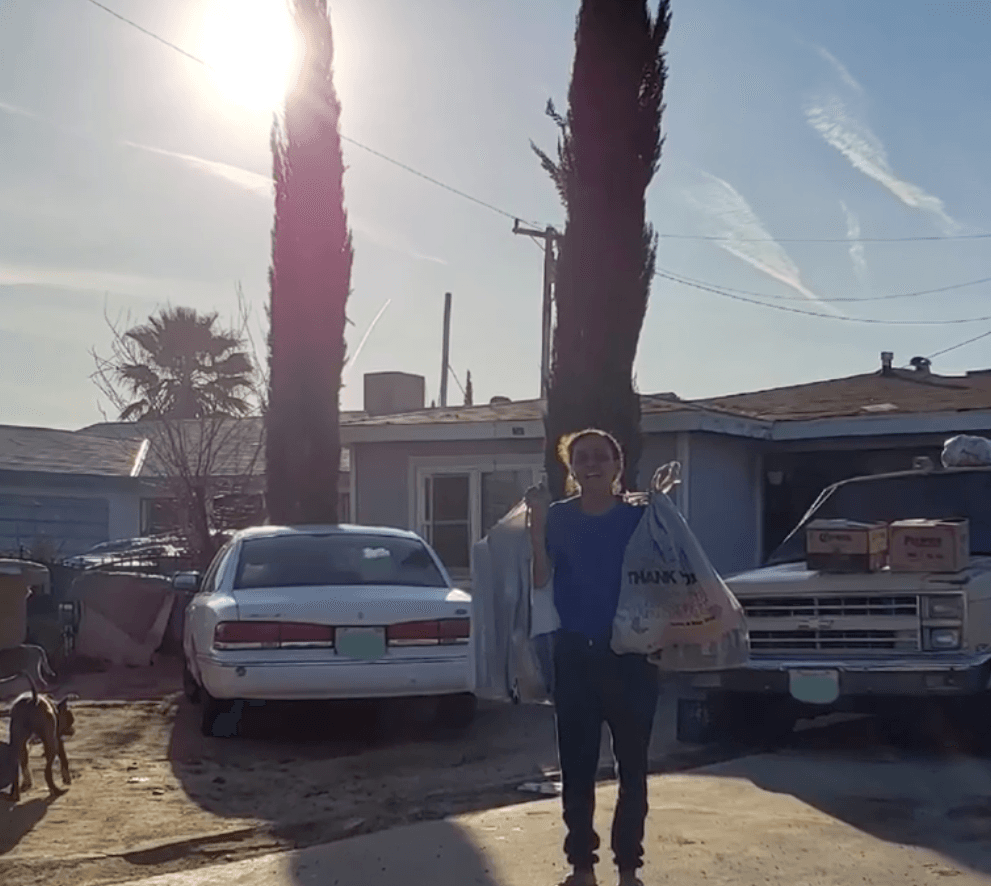 Una vecina de Bakersfield agradece su regalo anticipado de Santa Claus