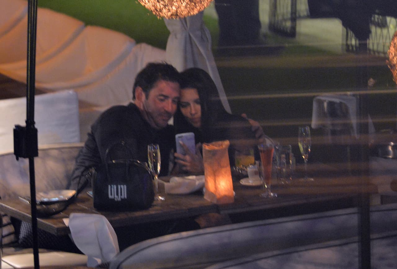 Adriana Lima rompió con el receptor de New England Patriots Julian Edelman hace sólo una semana. Sin embargo, se le vio besándose en un restaurante con el chico malo de los muchachos de Nueva York Mitch, Matt Harvey. Estas son las primeras fotos de la nueva pareja. La pareja llegó en yate y cenaron y tomaron champán por horas en el River Yacht Club el 15 de marzo de 2017, en Miami, Florida.