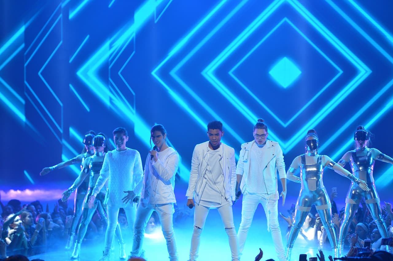 Junto a Edward, Félix Gabriel y Brian cantó “Otra vez” de Zion y Lennox Ft. J Balvin.