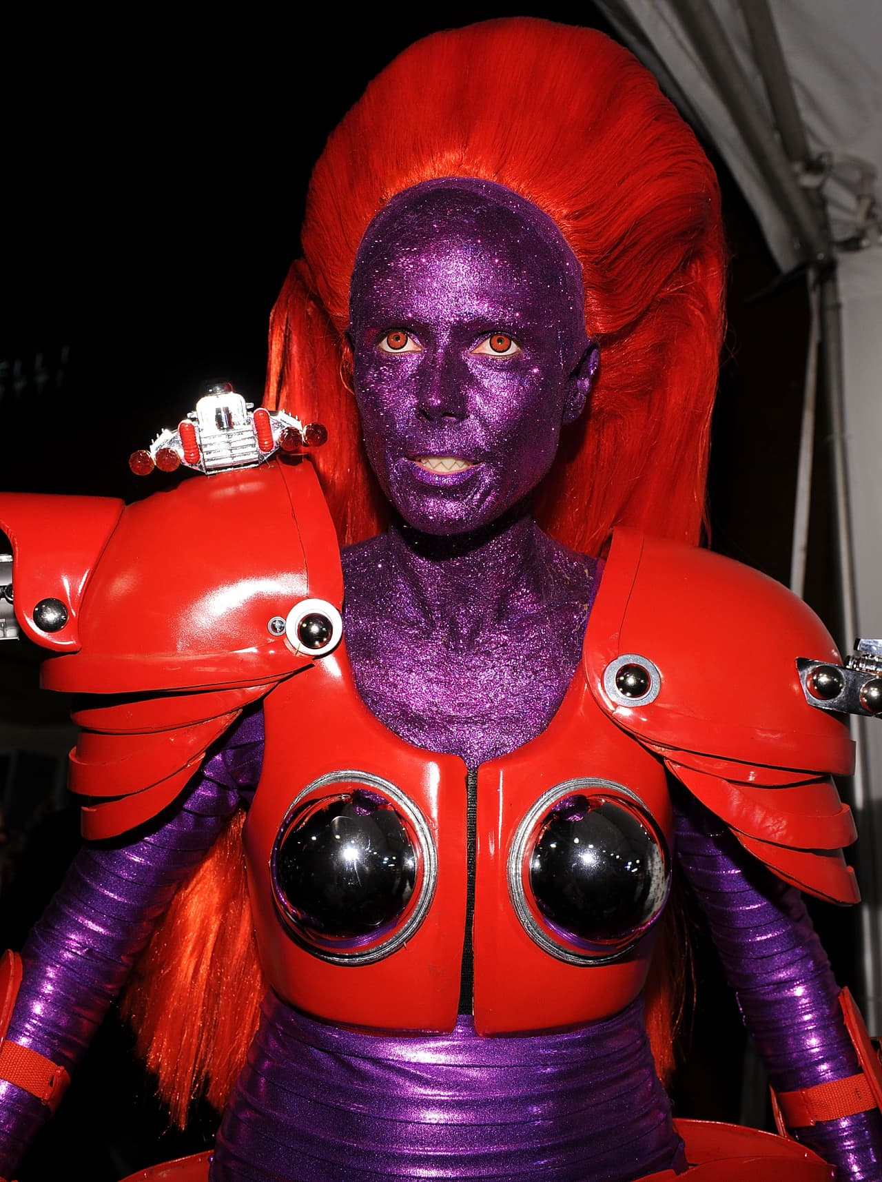 Un gigante robot púrpura, con ojos de fuego y melena y armadura roja los sorprendió a a todos en el Halloween de 2010.