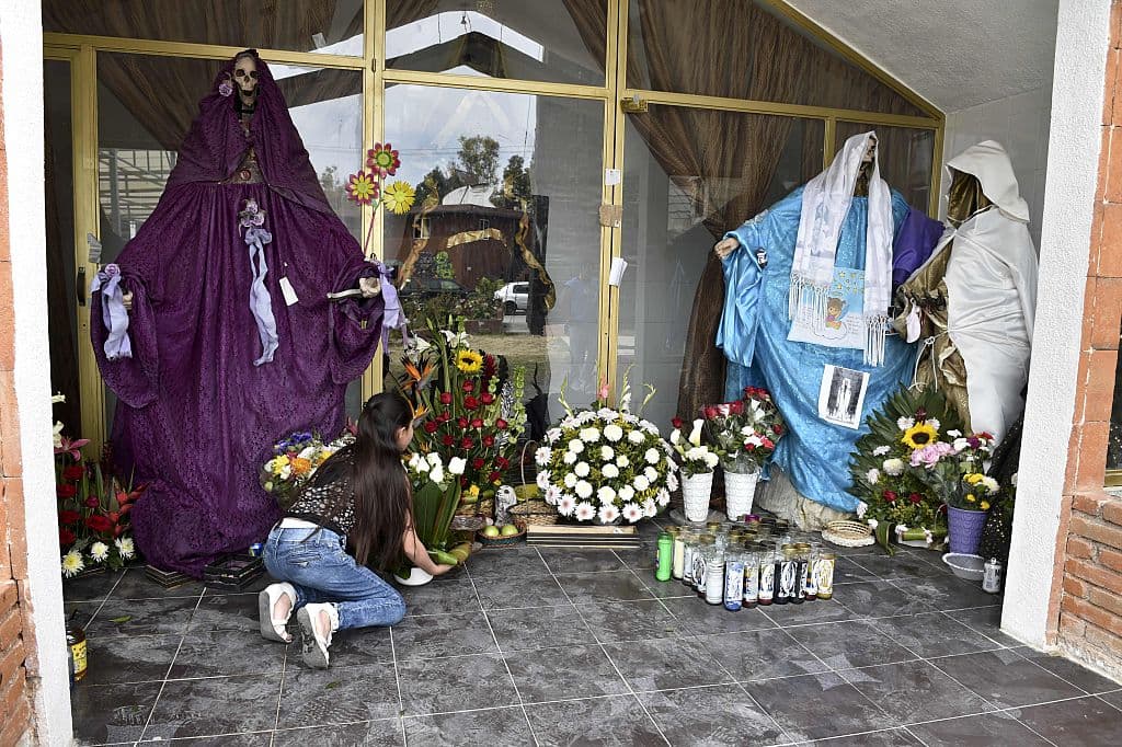 Y más allá de esto, muchos de los seguidores de la Santa Muerte hacen a un lado la condena de la Iglesia y también se consideran católicos o cristianos. A la gran mayoría parece no importarle la santificación de un culto pagano. Muchos católicos son fervientes fieles de la Santa Muerte y cuentan con un altar en sus hogares para pedir, por ejemplo, por dinero, amor o protección.