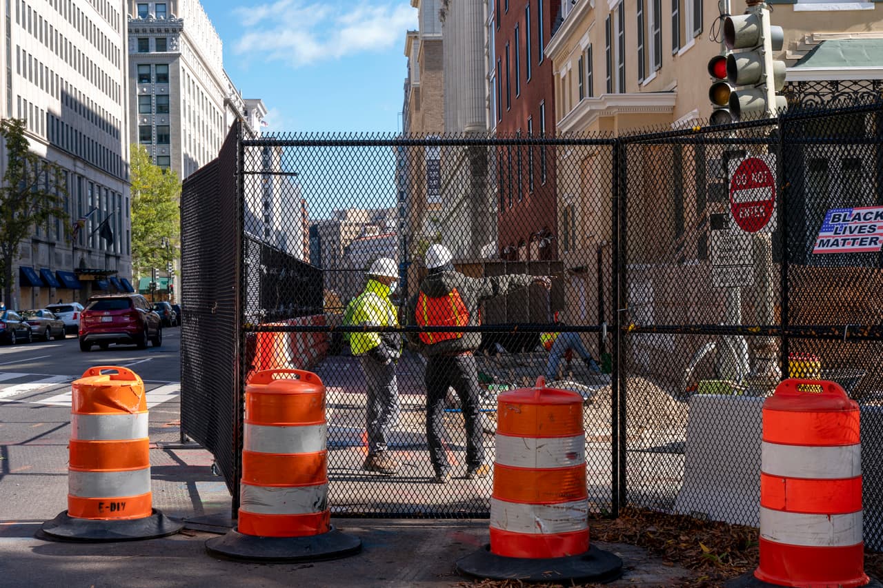 Obreros instalando una valla cerca de la plaza Lafayette, frente a la Casa Blanca en Washington DC. Según informes de
<i>NBC News</i> y CNN, este lunes será levantada una cerca "que no se pueda escalar" alrededor de todo el perímetro de la mansión presidencial estadounidense.