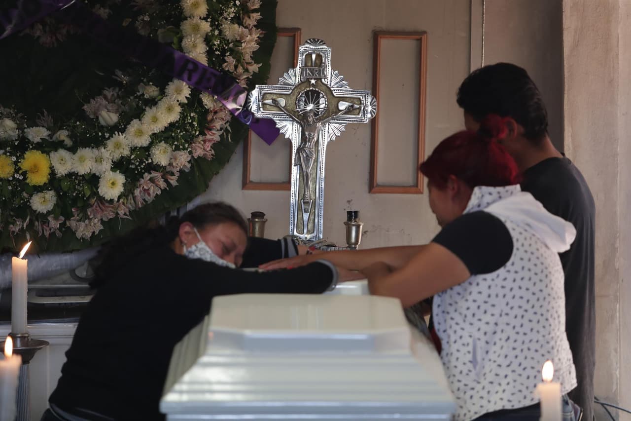 Marisol Tapia cuenta que cinco minutos antes del accidente habló por celular con Brandon. "Me decía que ya venía", narró la mujer a la prensa mientras velaba al niño en una humilde vivienda a unos cuatro kilómetros del lugar de la tragedia. No cesaba de abrazar el féretro blanco.