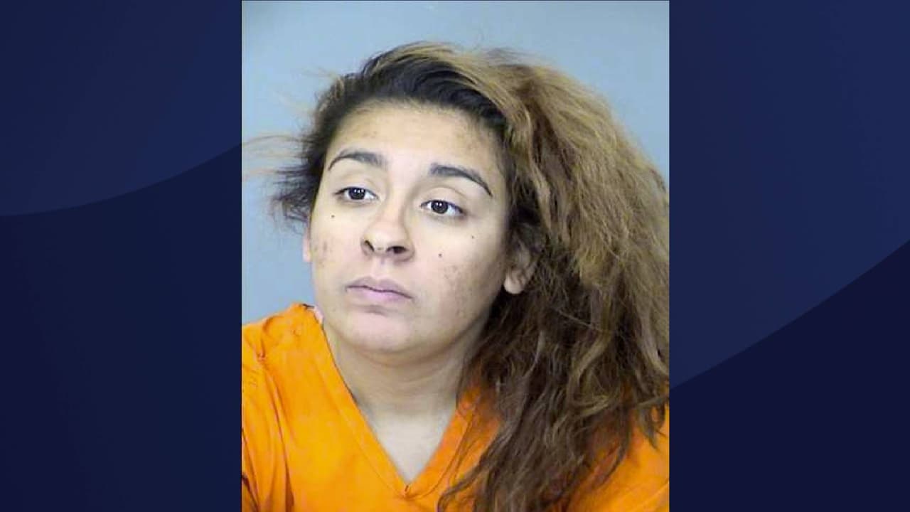 Arrestan a mujer buscada por apuñalar a su madre mientras manejaba, según policía de Phoenix