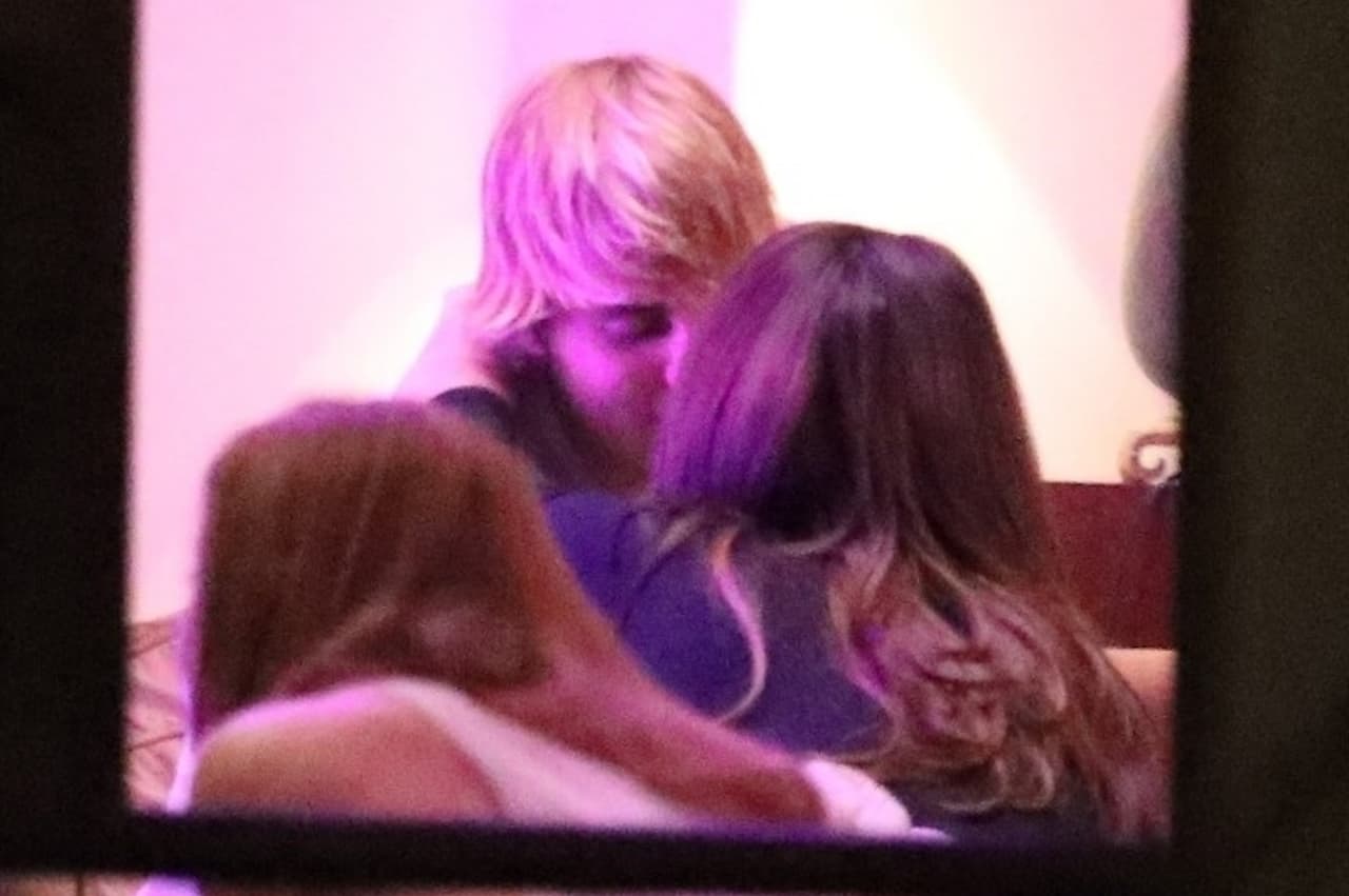 Después del servicio religioso, los artistas regresaron al hotel Montage, donde habían estado el pasado fin de semana. Desde una ventana del resort, los paparazzi captaron como Justin Bieber llenaba de besos a su novia.