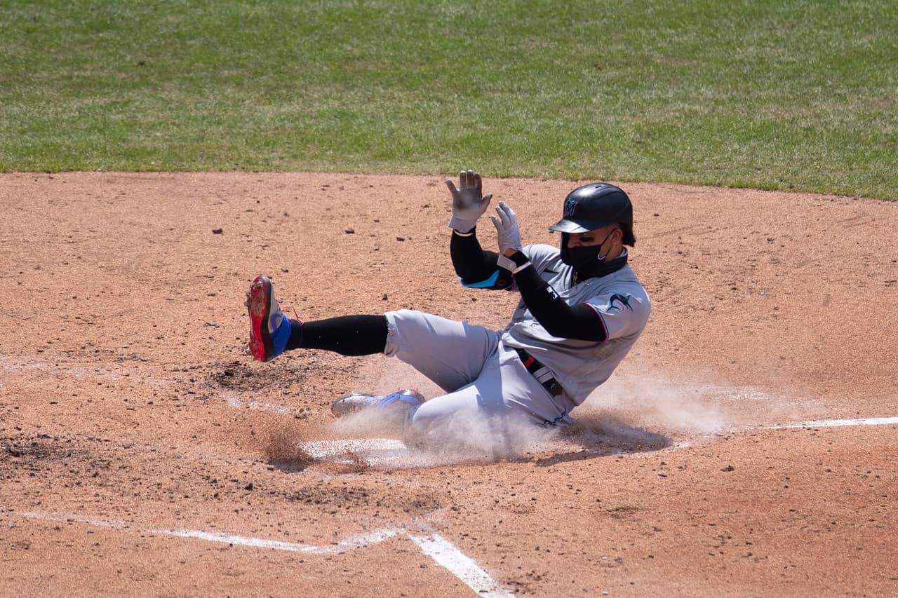 Según las normas de la MLB, los jugadores que tengan el virus no pueden viajar ni entrar a las instalaciones de un club, si dieron positivo a la prueba del covid-19.