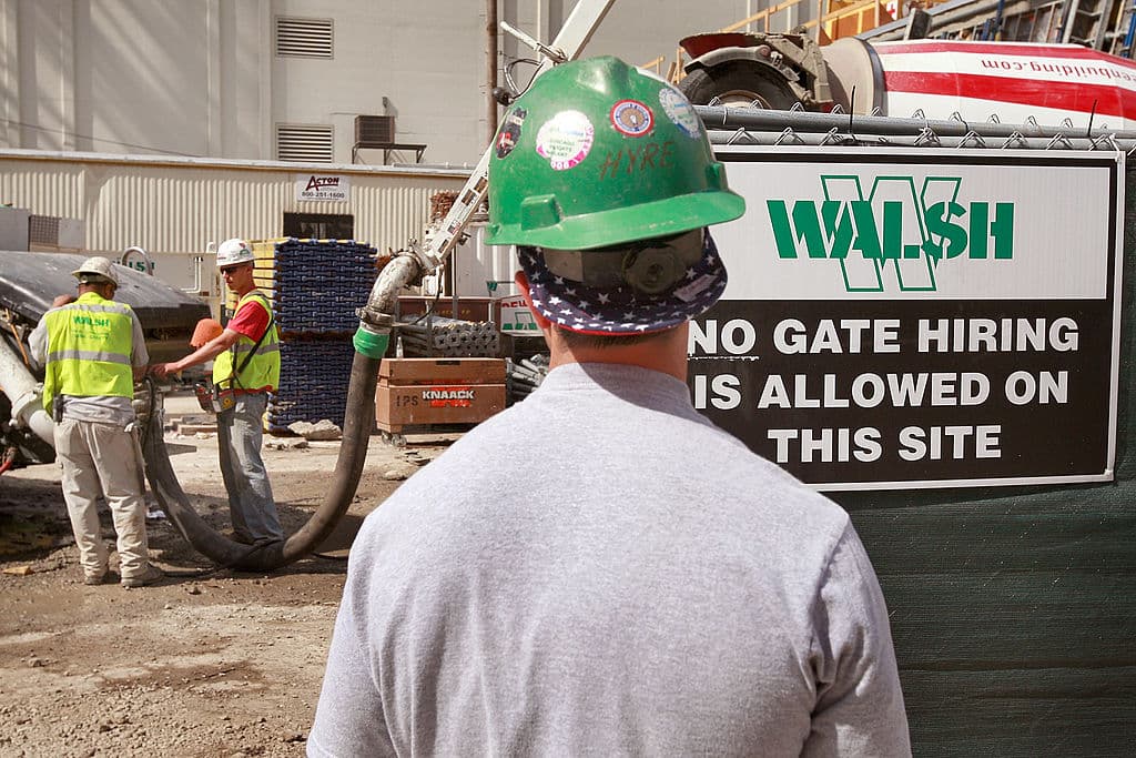 También a partir del 1 de enero de 2022, el Departamento de Trabajo de Illinois (IDOL, por sus siglas en inglés) es responsable de mantener una base de datos que permite al público buscar nóminas certificadas presentadas por los contratistas de la construcción en proyectos de obras públicas sujetos a la Ley de Salarios Prevalecientes de Illinois. Este es el resultado de la Ley Pública 102-0332, que tiene por objeto garantizar que los contratistas cumplan con la Ley de Salarios Prevalecientes de Illinois. Los contratistas deben presentar esas nóminas certificadas antes del día 15 de cada mes. Para el día 16 de cada mes siguiente al mes en que se realizó el trabajo, IDOL pondrá a disposición del público la información pertinente. 
<br>