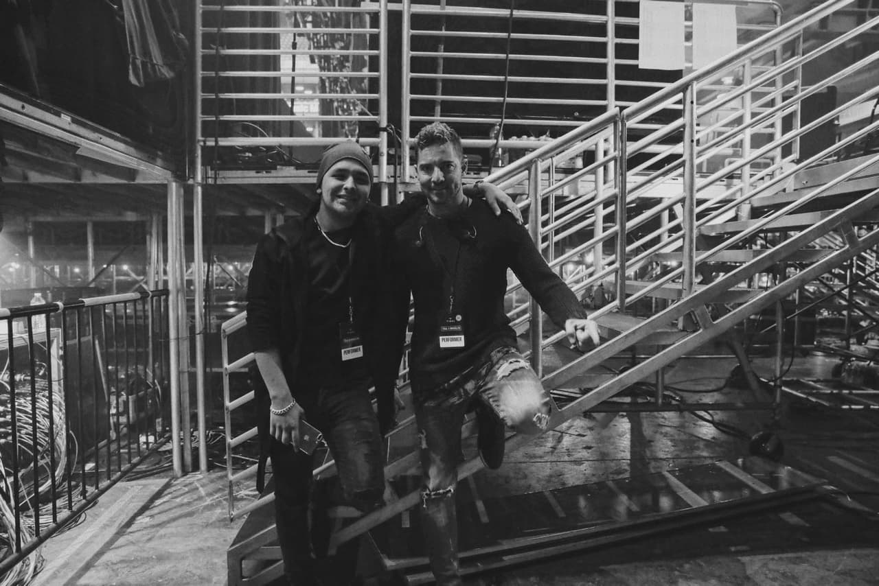 Luego del ensayo, la foto del recuerdo, a pesar de la diferencia de edades, los cantantes han hecho una química increíble.