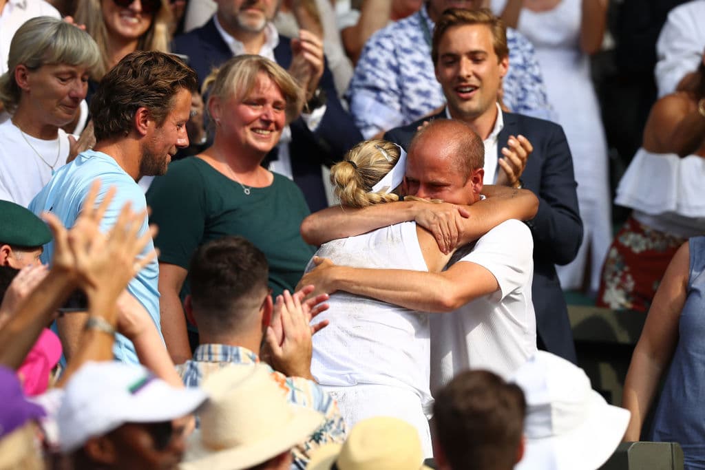 Angelique Kerber se abraza con sus familiares en la tribuna luego de ganar por primera vez el título en Wimbledon.