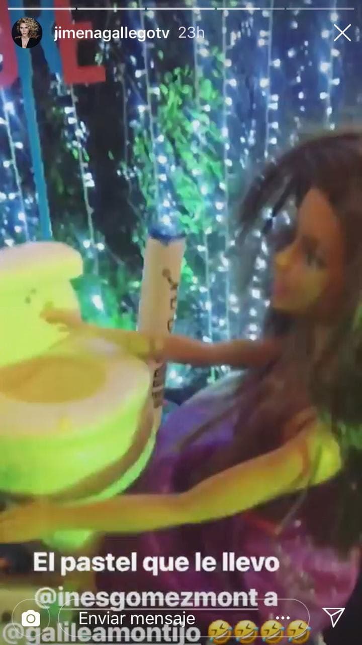 Las muñecas representan a Galilea Montijo y a Inés Gómez Mont. Sobre el detalle, esta última dijo: "Yo tuve la idea con mucho respeto y cariño y hasta me puse en el pastel con ella, en el mismo nivel, para que no se me sienta, pero es un pastel divertido. Un pastel de cotorreo", expresó la conductora de FFF.