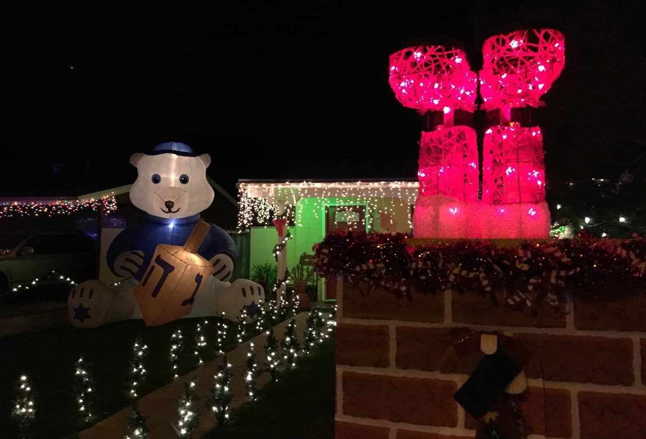 Luces y música, chocolate caliente, cafe, té y palomitas de maíz hacen este festival único en el sur del estado de Arizona.