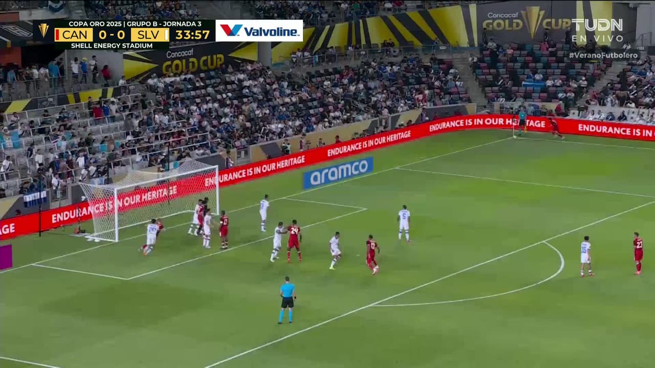 ¡Expulsión! El árbitro saca la roja directa a Santos Ortiz.