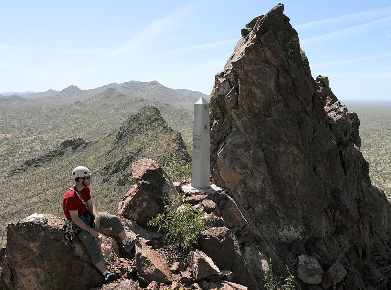 Monumento fronterizo número 153 | 6 de abril de 2012 |
<b>Sierra La Alesna</b> |El fotógrafo intentó tres veces llegar al monumento, requiere movientos de escalada, soldados mexicanos le amenazaron.