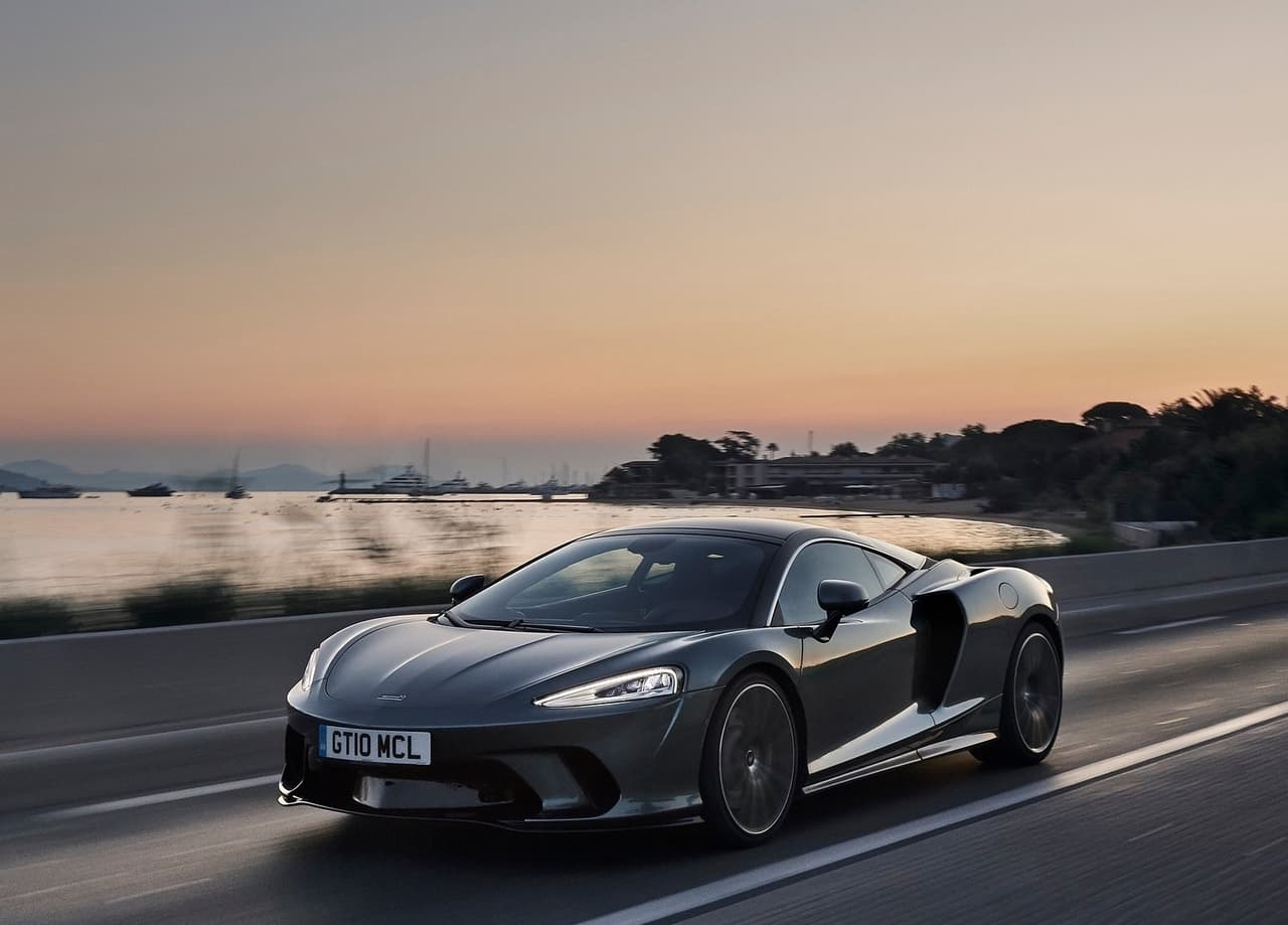 <h3 class="cms-H3-H3"><u><b>McLaren GT 2021</b></u></h3>
<br>
<br>
<b>Velocidad máxima:</b> 203 mph (326 km/h)
<br>
<br>
<b>Motor:</b> V8 de 4.0 litros doble turbo
<br>
<b>Potencia:</b> 612 caballos de fuerza
<br>
<b>Precio inicial: </b>210,000 dólares