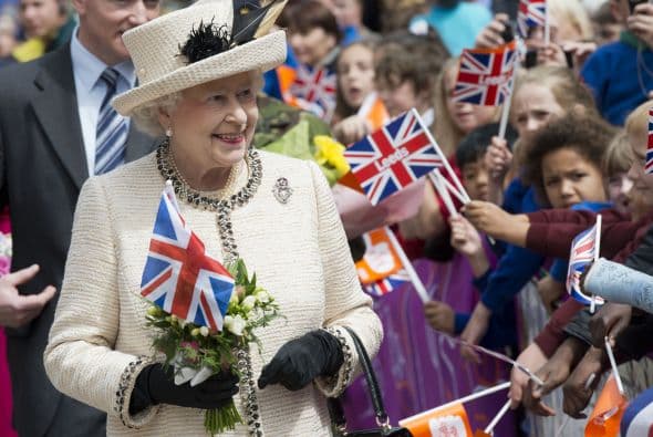 Febrero. Isabel II de Inglaterra celebra jubileo para conmemorar los 60 años de su reinado. Miles de británicos salen a las calles para unirse a los festejos que culminaron con un gigantesco desfile de barcos y veleros por el río Támesis. La soberana goza de una enorme popularidad.