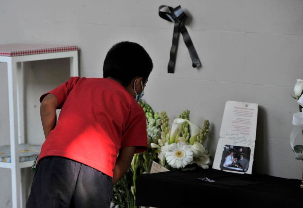 Con cámaras de seguridad, se ubicó el vehículo de Lormand en Tlalpan, en el sur de la capital y donde la madrugada del sábado fueron hallados los cuerpos sin vida, con restos de sangre en el cráneo y aparentes lesiones por golpes.
<br>
<br>Según García Harfuch, pudieron ser víctimas de 
<b>criminales que simulan querer comprar mercancías caras</b> para luego cometer robos.