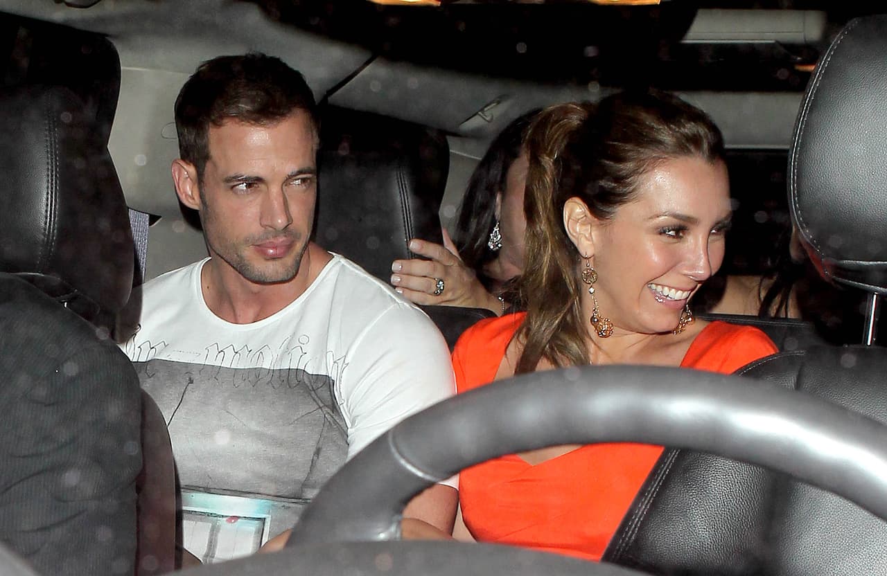 Sin embargo también se dijo que Elizabeth le había puesto el cuerno.