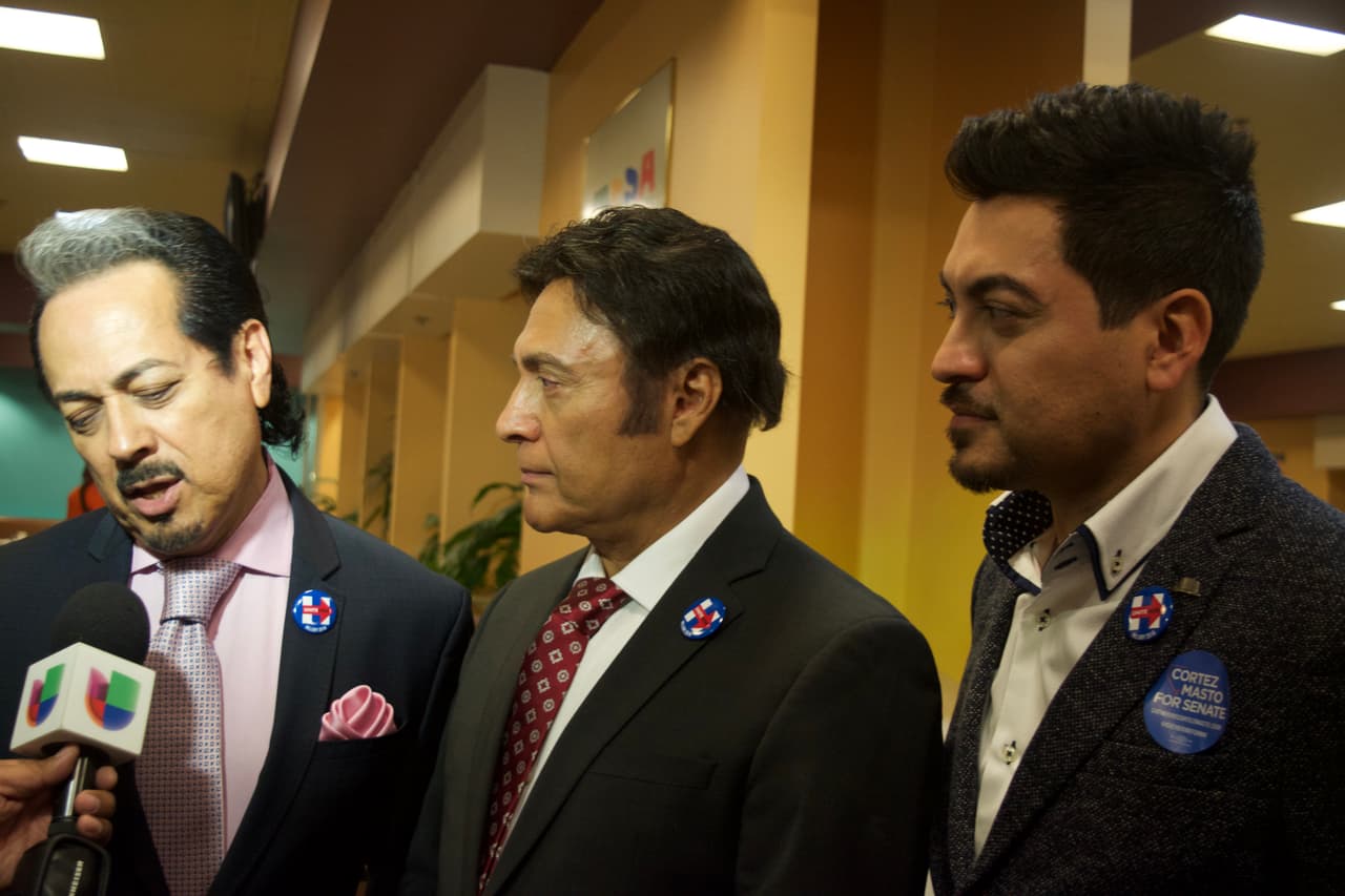 Hernán, Jorge y Luis Hernández, integrantes de los Tigres del Norte, hacen campaña por Catherine Cortez Masto en Nevada.