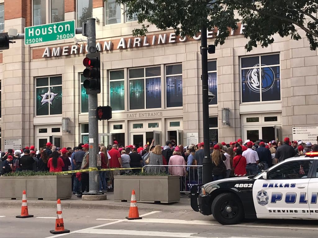 Situación fuera del American Airlines Center con cientos de simpatizantes esperando ingresar para el mitin del Presidente Trump en Dallas.