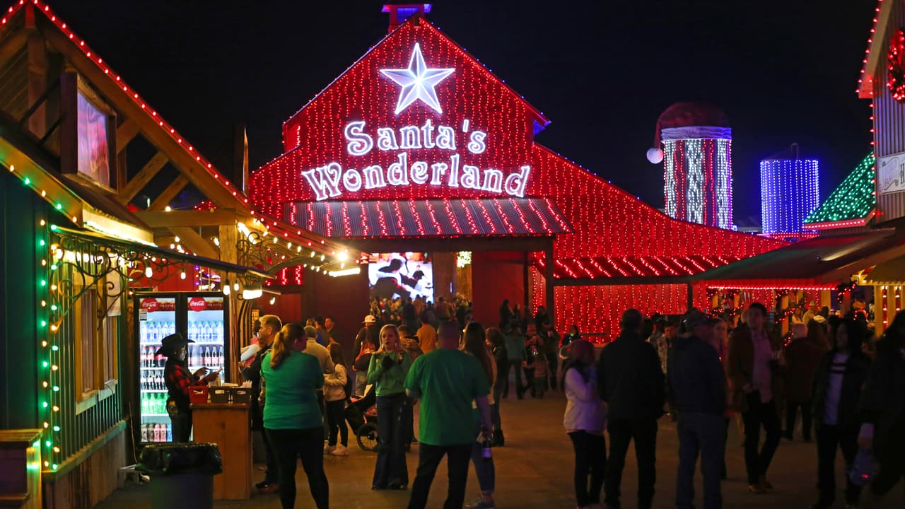 En este granero, los visitantes pueden disfrutar de las películas más divertidas y memorables de la temporada navideña en una pantalla enorme.