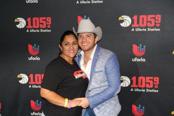 El Dasa no solo deleitó a sus fans con su voz y carisma, también compartió con ellos tomándose fotos antes del concierto. 