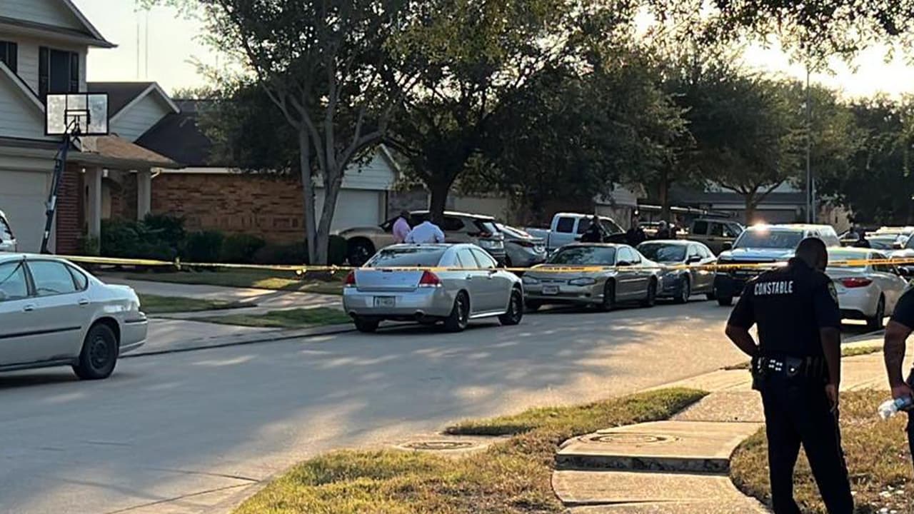 Las autoridades indicaron que un hombre llamó a su exnovia, luego llegó a la casa, ella le permitió entrar y se dirigieron a la recámara.