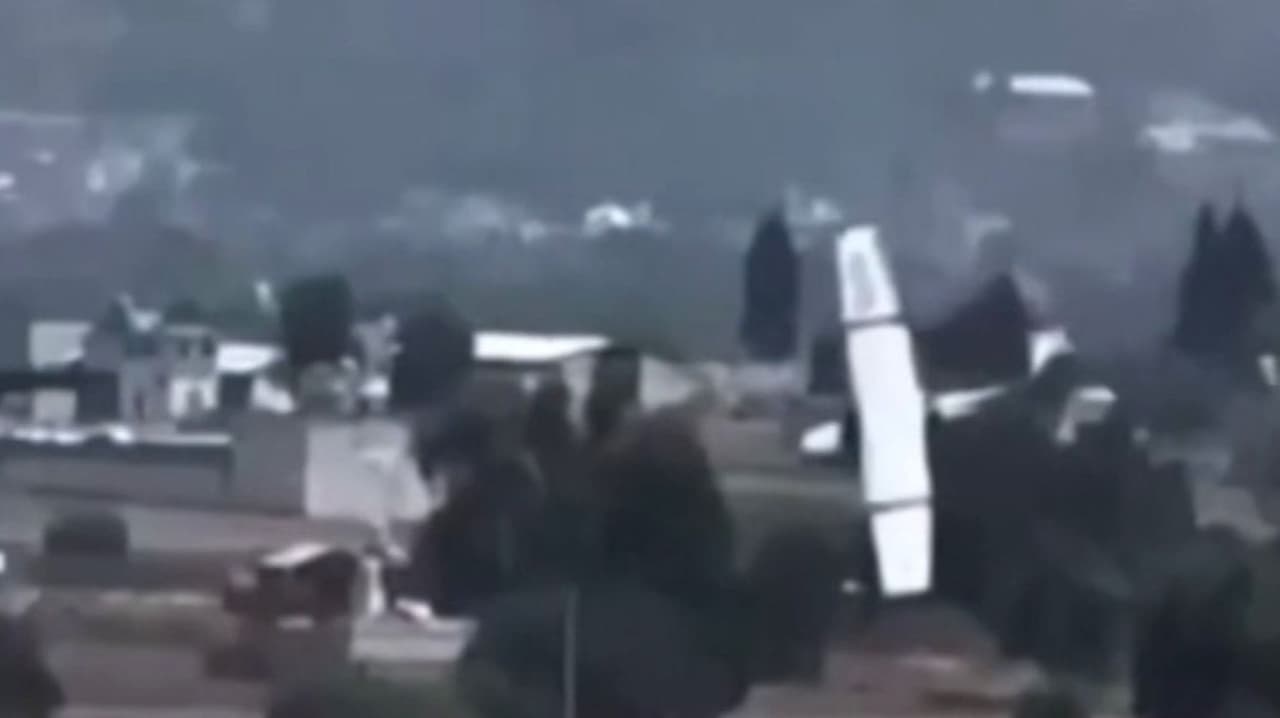 Video: Captan momento exacto del desplome de una avioneta sobre campos de cultivos en México