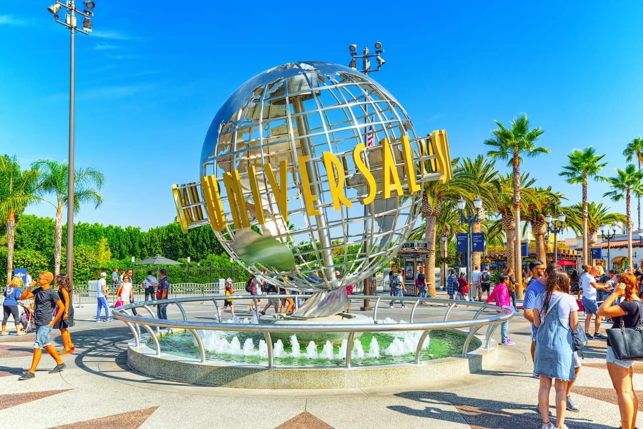 <h3 class="cms-H3-H3"><b>4. Universal Studios Hollywood (empate)</b></h3>
<br>
<br>
<b>Ubicación: </b>Los Ángeles, CA
<br>
<b>Tarifa de estacionamiento por día:</b> 30 dólares