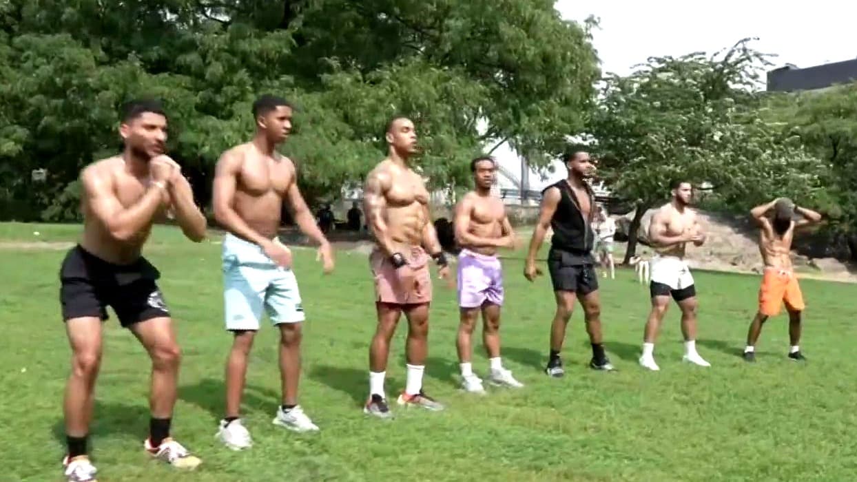 Conoce a los ‘City Gym Boys’, el grupo de hombres que se ejercita en las calles de Nueva York