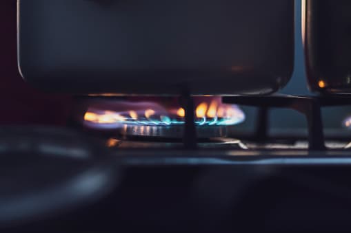 En cuento a la seguridad, nunca use una estufa / horno como calentador de espacio. Usar la estufa o la cocina para calentar su hogar puede producir un peligroso gas de monóxido de carbono.