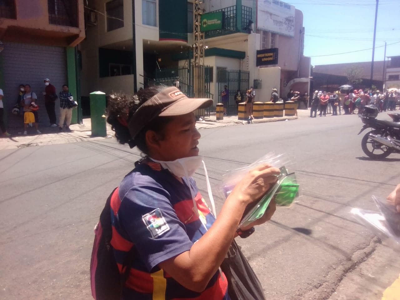 <b>“</b>Sí, me doy cuenta del coronavirus pero no tengo quien me dé o me page el cuarto o la comida," dice, Obeida Suyapa Orellana, una mujer de 49 años que vende mascaras para sobrevivir.