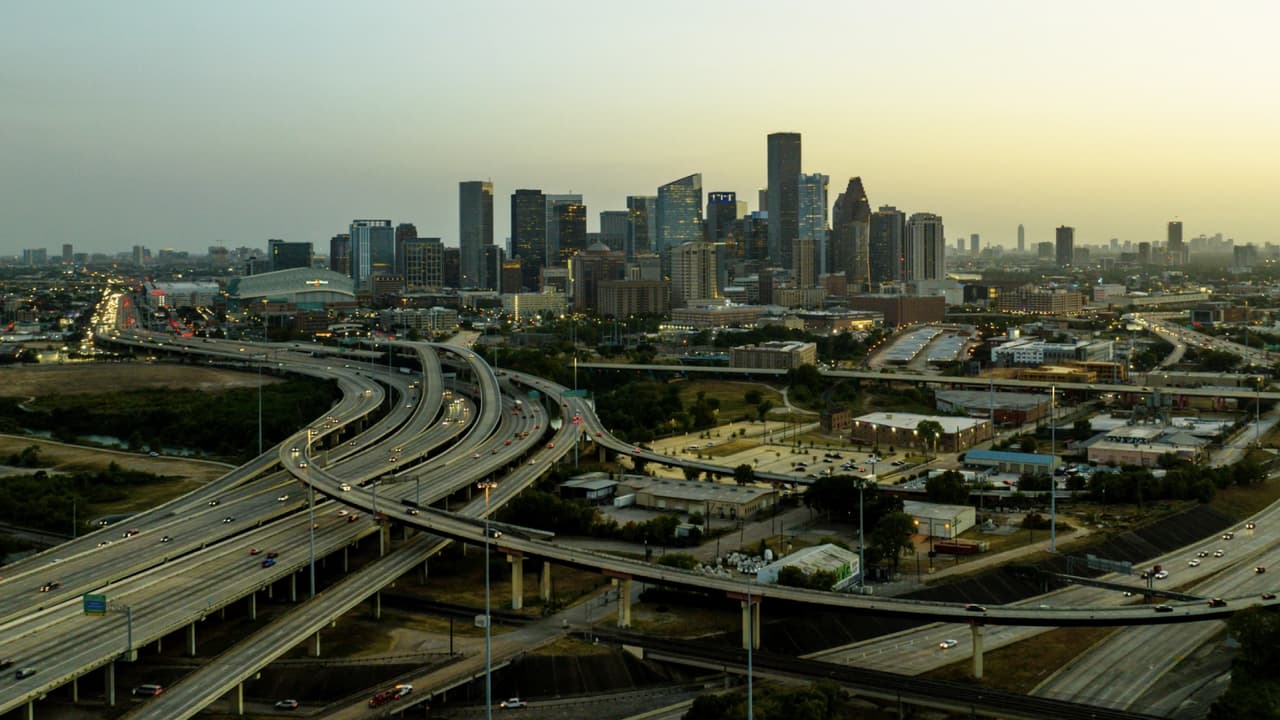 El frente frío empezará a entrar al área de Houston a partir del domingo 29 de octubre y hará que el termómetro vaya de 85° a 55° en dos días.