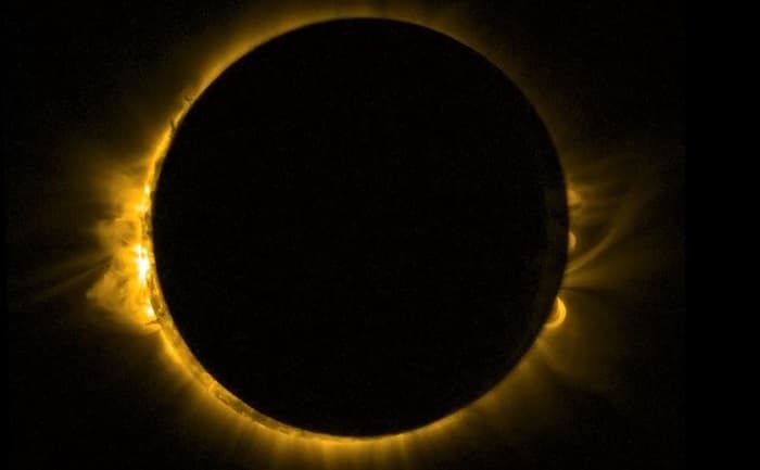 Apocalipsis 8:12. "El cuarto ángel tocó la trompeta, y fue herida la tercera parte del Sol, la tercera parte de la Luna y la tercera parte de las estrellas, para que la tercera parte de ellos se oscureciera y el día no resplandeciera en su tercera parte, y asimismo la noche".