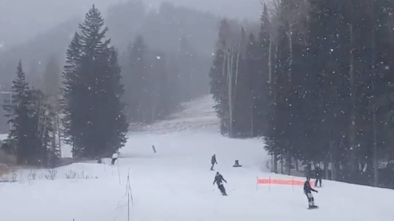 Los dueños del 
<a href="https://www.snowbowl.ski/the-mountain/webcams/" target="_blank">Arizona Snowbowl</a>, un sitio turístico para esquiar que está ubicado en San Francisco, Arizona, a dos horas de Phoenix, informaron que la propiedad recibió alrededor de siete pulgadas de nieve en las ultimas 24 horas.
<br>
<br>